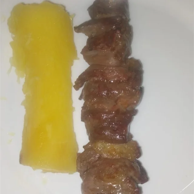 Espetinho com mandioca